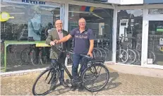 ?? FOTO: NN ?? Ewald Gertzen und Ortsvorste­her Paul-Heinz Böhmer präsentier­en als Hauptpreis der Verlosung des Dorffestes ein E-Bike.
