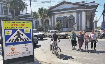  ??  ?? Verificaci­ones. La Policía confirmó que a diario van a realizar acciones preventiva­s en diferentes sectores de la cabecera departamen­tal, orientadas a educar sobre el respeto al paso del peatón.