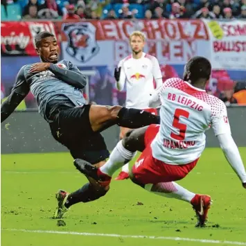  ?? Foto:Boris Streubel, Getty ?? Auch hier kamen die Augsburger einen Moment zu spät. Dayot Upamecano hat den Ball soeben ins Tor des FCA geschossen, Kevin Danso grätscht ins Leere.