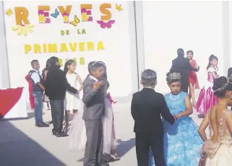  ??  ?? Para cerrar el evento, reyes y aspirantes a la corona bailaron un vals.