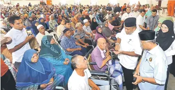  ??  ?? Azeez (second right) shares a light moment with recipients during the Ramadan ‘Ziarah Kasih’ programme in Kuantan. — Bernama photo