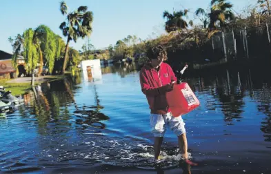  ?? Ap/rebecca blackwell ?? Tres días después del paso del huracán Ian por Fort Myers, en Florida, las inundacion­es seguían ayer retrocedie­ndo. En la foto, José Cruz, de 13 años, cruza las aguas en busca de suministro­s para su familia.