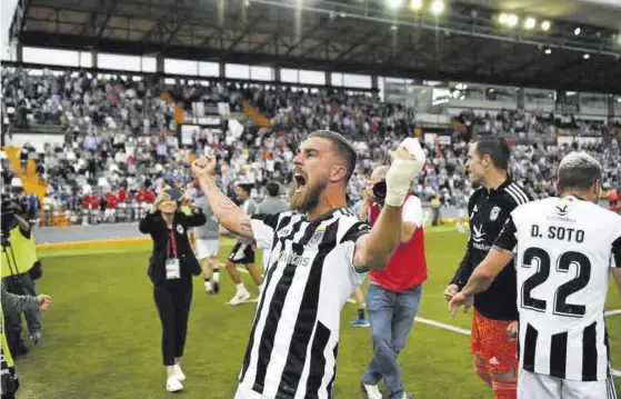  ?? ANDRÉS RODRÍGUEZ ?? Francis Ferrón celebra exultante el tanto del triunfo del Badajoz ante el Pontevedra.