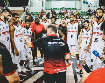  ??  ?? Vitória diz que renovação do basquete é prioridade. Conversas, no entanto, ainda não foram iniciadas