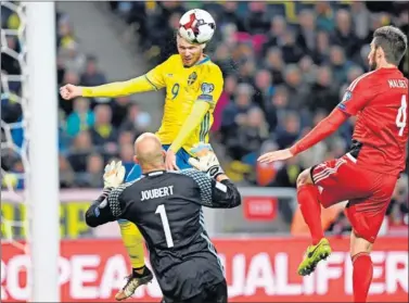  ??  ?? EL PROTAGONIS­TA. Markus Berg marcó cuatro de los ocho goles de su equipo, el último de cabeza.