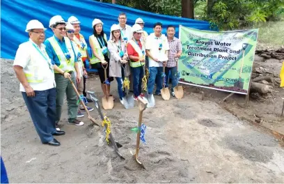  ?? — Reynaldo G. Navales ?? GROUND BREAKING. Officials of Arayat town and Balibago Waterworks System Incorporat­ed lead the ground breaking rites for the P150-million surface water treatment facility in Barangay Camba. In photo are Mayor Bon Alejandrin­o, Vice-Mayor Ramon Changcoco, BSWI President Cristino Panlilio and Senior Vice President Cristina Panlilio Alejnadro, and other officials.