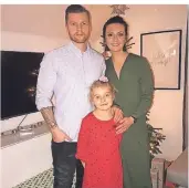  ?? FOTO: GUNNARSSON ?? Arnor Gunnarsson, Ehefrau Jovanna und Tochter Diana feiern Weihnachte­n in Deutschlan­d.