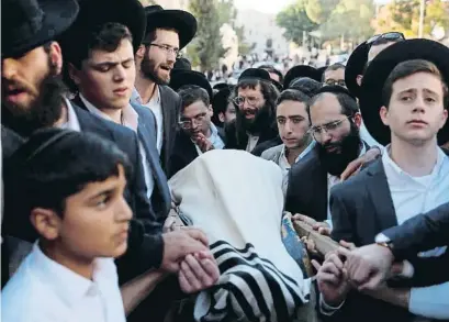  ?? ACEF SAFADI / EFE ?? Funeral per Aryeh Shechopek, de 16 anys, mort en el doble atemptat d’ahir