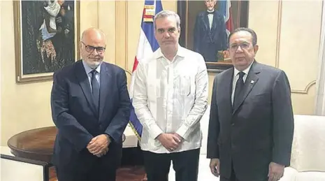  ?? ?? El director ejecutivo del FMI, Afonso Bevilaqua; el presidente Luis Abiander, y Hector Valdez Albizu,director del BC.