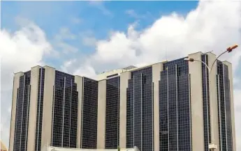  ??  ?? A view of Central Bank of Nigeria’s headquarte­rs, Abuja