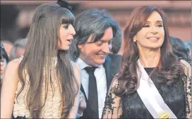  ??  ?? Cristina Fernández de Kirchner, junto a sus hijos Florencia y Máximo, acusados en otro caso de corrupción. (AFP)