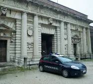  ??  ?? Sicurezza Una pattuglia dei carabinier­i davanti a Porta Palio dove oggi è previsto il convegno di Forza Nuova