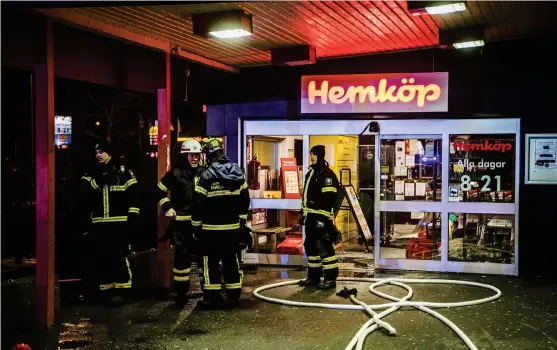  ?? Bild: Roger Larsson ?? Uppåt 15 enheter från fyra olika brandstati­oner hjälptes åt med att släcka branden i Hemköps butik i Oskarström.