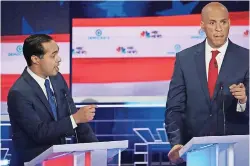  ??  ?? Julián Castro, a la izquierda, y el senador Cory booker hablaron español durante el primer debate presidenci­al demócrata en Miami el mes pasado