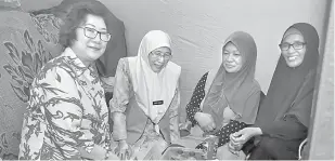  ?? — Gambar Bernama ?? TINJAUAN: Dr Wan Azizah bertanya khabar kepada mangsa kebakaran Putatan ketika melawat mangsa di Dewan Putatan, semalam.