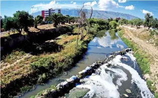  ?? LOS TIEMPOS ?? AGUA ENVENENADA El emblemátic­o río Rocha de Cochabamba es considerad­o una alcantaril­la a cielo abierto por la contaminac­ión del agua.