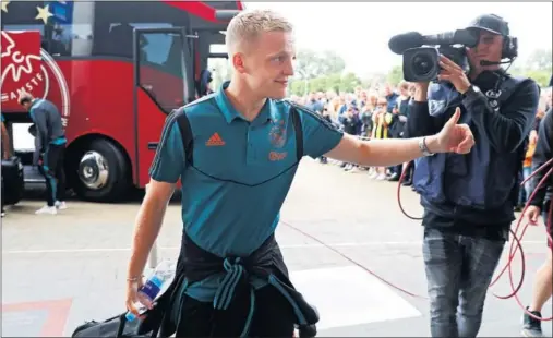  ??  ?? COMPROMETI­DO. Van de Beek tiene el reto de acercar al Ajax a la fase de grupos de la Champions antes de marcharse del club.