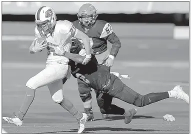  ?? Arkansas Democrat-Gazette/BENJAMIN KRAIN ?? Arkadelphi­a quarterbac­k Cannon Turner tries to break a tackle by Warren’s Psavian Person during Saturday’s Class 4A championsh­ip game at War Memorial Stadium in Little Rock. Turner passed for 281 yards and was named the game’s MVP.