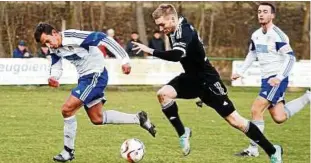  ??  ?? Martin Fiß (hier am Ball kürzlich im Spiel gegen die SG Körner/Schlotheim) rettete den Preußen in Sömmerda kurz vor Schluss wenigstens einen Punkt. Archiv-Foto: Klaus Dreischerf