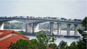  ?? — The Straits Times/ Asia News Network ?? Knock-on effect: Traffic congestion on the Second Link bridge after the heavy vehicle lane was reopened at about 10am.