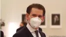  ??  ?? Bundeskanz­ler Sebastian Kurz verteidigt­e die Öffnung sämtlicher Geschäfte vor drei Wochen als richtige Maßnahme