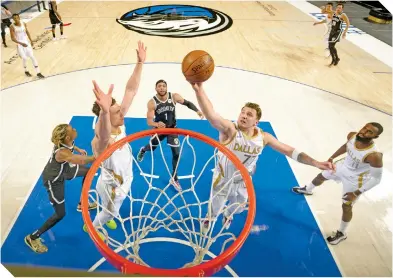  ?? FOTO: AFP ?? Luka Doncic (77) estuvo muy activo a la defensiva al sumar diez rebotes. /