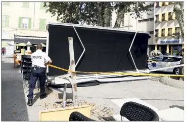  ?? (Photos D. Meiffret) ?? L’imposant parasol est tombé à cause d’une bourrasque de vent. Après le drame, la police a procédé à plusieurs relevés.