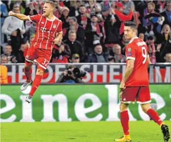  ?? FOTO: DPA ?? Joshua Kimmich springt nach seinem Tor zum 2:0 höher, als er für seinen Kopfball zum 2:0 hatte springen müssen. Robert Lewandowsk­i freut sich auch.