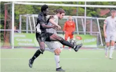  ?? FOTO: OLIVER ALTMAIER ?? Yamadou Tounkara (links), Bliesmenge­n-Bolchens Torschütze zum 4:2-Endstand in letzter Minute, säbelt in vollem Lauf den Ball aus der Reichweite von Primstals Steffen Haupenthal.