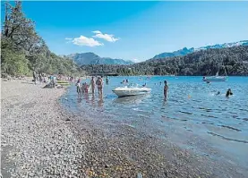  ??  ?? A nadar también. En Bariloche, hay una buena oferta de playas.