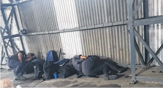  ?? GENTILEZA LA VOZ DEL PUEBLO ?? RECOSTADOS EN el piso o sobre sus chalecos y con los bolsos como almohadas, así "descansan" varios de los policías trasladado­s al conurbano.