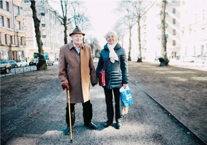  ?? FOTO: SACHARIAS KÄLLDÉN ?? FÖRR I TIDEN. Gunilla och Henrik Broberg känner till begreppet. ”Förr var det väl så att folk gick här och visade upp sina snygga kläder och hattar. Då var det större skillnad mellan Söder och Östermalm”, säger Gunilla.