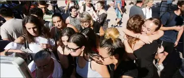  ??  ?? Hier matin, au lycée du Parc Impérial à Nice, c’était la ruée vers les panneaux affichant les résultats du bac. Avec beaucoup de cris de joie et d’embrassade­s.