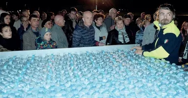  ?? (Biasioli) ?? Non succedeva da 30 anniIeri distribuzi­one ai cittadini di bottiglie di acqua minerale in Piazza d’armi A lato, supermerca­ti sprovvisti