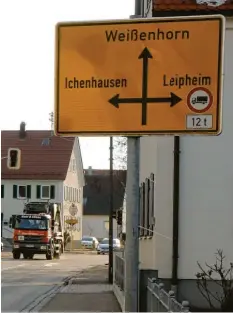  ?? Foto: Sandra Kraus ?? Dieses Verkehrssc­hild mit der Sperre für 12 Tonner nach Leipheim würde Gemeindera­t Peter Häußler am liebsten abmontiere­n.