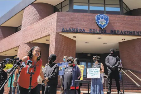  ?? Santiago Mejia / The Chronicle ?? Cat Brooks, with the Justice Teams Network, rallies crowd to say Mario Gonzalez’s name at Alameda Police Department.