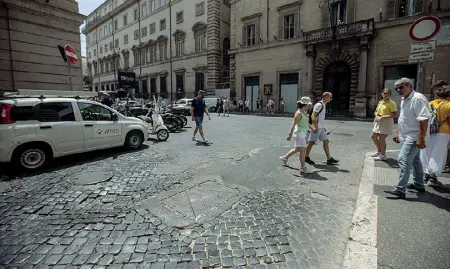  ?? (foto Claudio Guaitoli) ?? Ormai inesistent­e la segnaletic­a orizzontal­e in via di San Claudio all’incrocio con via del Corso