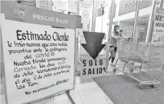  ?? /JOSÉ LUIS TAPIA ?? Ante el anuncio de cierre, algunas tiendas optaron por ampliar su horario durante 24 horas previo a la suspensión de actividade­s