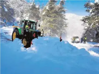  ?? ABC ?? Un tractor se queda atascado en la intensa nevada de Jaén