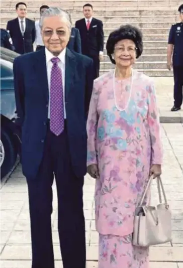  ??  ?? GAMBAR Dr Siti Hasmah bersama Tun Dr Mahathir yang memegang beg tangan tular di media sosial.