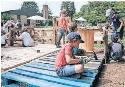  ?? ?? Gemeinsam bauen die Kinder ihre eigene kleine Villa. Auf dem Bauspielpl­atz in Gierath gibt es allerhand zu tun.