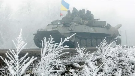  ??  ?? Des troupes ukrainienn­es se dirigent vers Debaltsevé, toujours sous les bombardeme­nts malgré le cessez-le-feu. Ailleurs dans l’est de l’Ukraine, le cessez-le-feu est globalemen­t respecté.