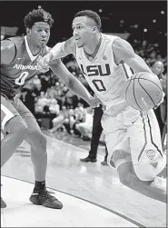  ?? AP/The Advocate/PATRICK DENNIS ?? LSU’s Brandon Sampson (right) drives to the basket along the baseline against Arkansas guard Jaylen Barford during the Tigers’ 94-86 victory over the Razorbacks on Saturday in Baton Rouge. Sampson finished with 13 points.