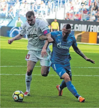  ?? FOTO: MAKSIM KONSTANTIN­OV/IMAGO ?? Anton Zabolotniy (rechts) gehört zu den russischen Spielern in der Mannschaft von Zenit St. Petersburg. Er spielt seit dieser Saison für Zenit.