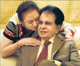  ?? PHOTO:VIJAYANAND GUPTA/HT ?? Saira Banu and Dilip Kumar at their residence in Bandra, Mumbai