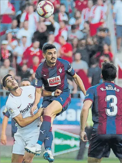  ?? FOTO: EFE ?? Sergio Álvarez intenta despejar el balón ante la mirada de Bigas en el partido del sábado contra el Sevilla