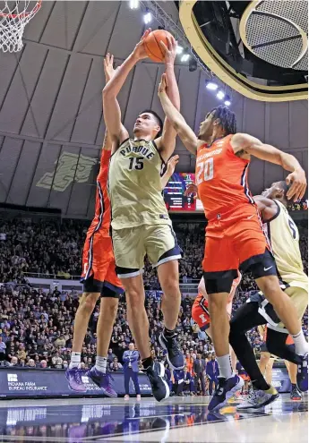  ?? JUSTIN CASTERLINE/GETTY IMAGES ?? Purdue big man Zach Edey shoots between two Illinois defenders Sunday in West Lafayette, Ind. He scored 17 points in the Boilermake­rs’ victory.
