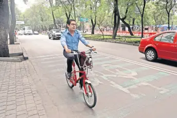  ??  ?? En el sitio existe un espacio para los ciclistas, el cual está descuidado y con el balizamien­to desvanecid­o; peatones y automovili­stas invaden el carril dejando poco espacio para los usuarios de bicicletas.