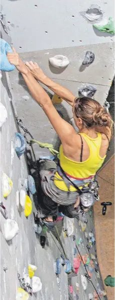  ?? FOTO: BERCHTOLD ?? Klettern in Seltmans bei Weitnau: Seit 24 Jahren ist die älteste Halle im Allgäu für Freunde der Vertikalen eine feste Adresse.