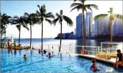  ?? STEVE MacNAULL/The Okanagan Weekend ?? The infinity pool at the Mandarin Oriental Hotel Miami